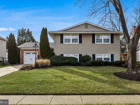 711 Hunters Ln, Mount Laurel, NJ 08054