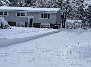 8982 Red Pine Dr, Lake Ann, MI 49650