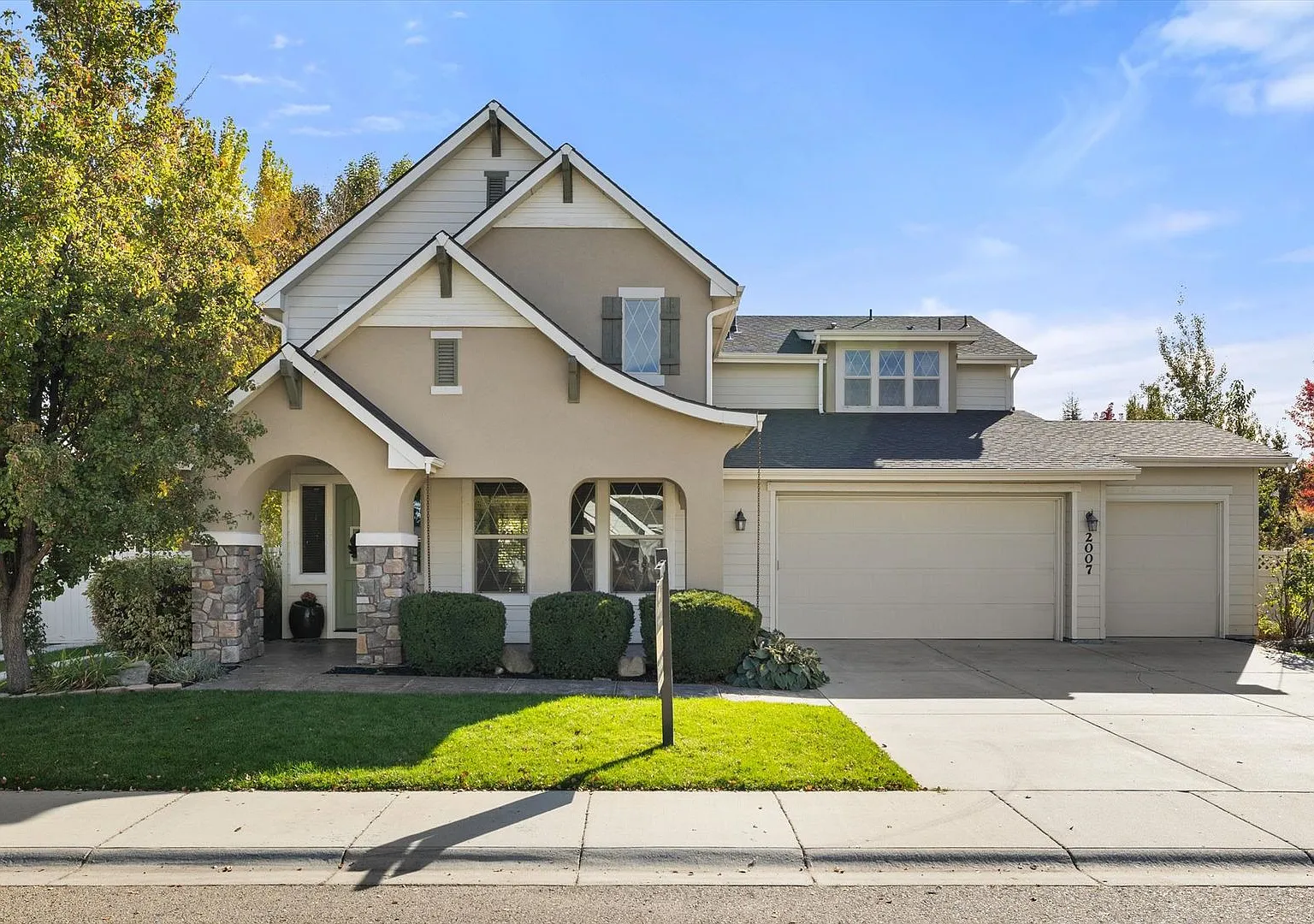 Spacious 5-Bedroom Home (plus bonus room) on Acre in Bridgetower Rare Meridian Rental! — Photo 1