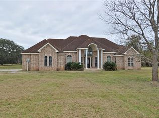 956 Mill Rd, Angleton, TX 77515