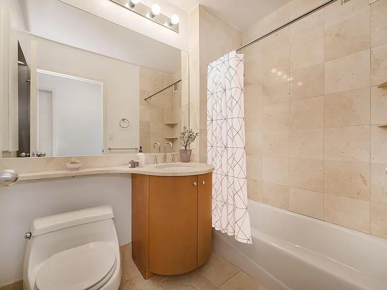 222 E 34th St #2222 — Photo 11