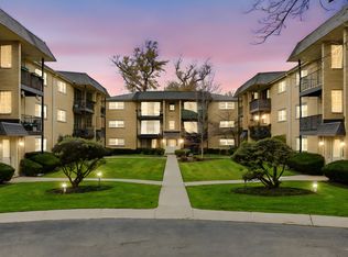 6568 W Roscoe St #2N, Chicago, IL 60634