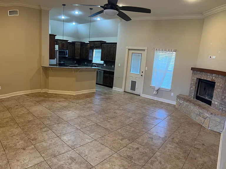 358 Southlake Dr — Photo 3