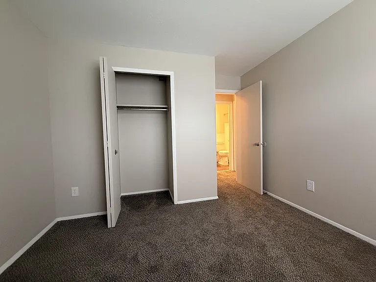 Huntington Green Apartments — Photo 20