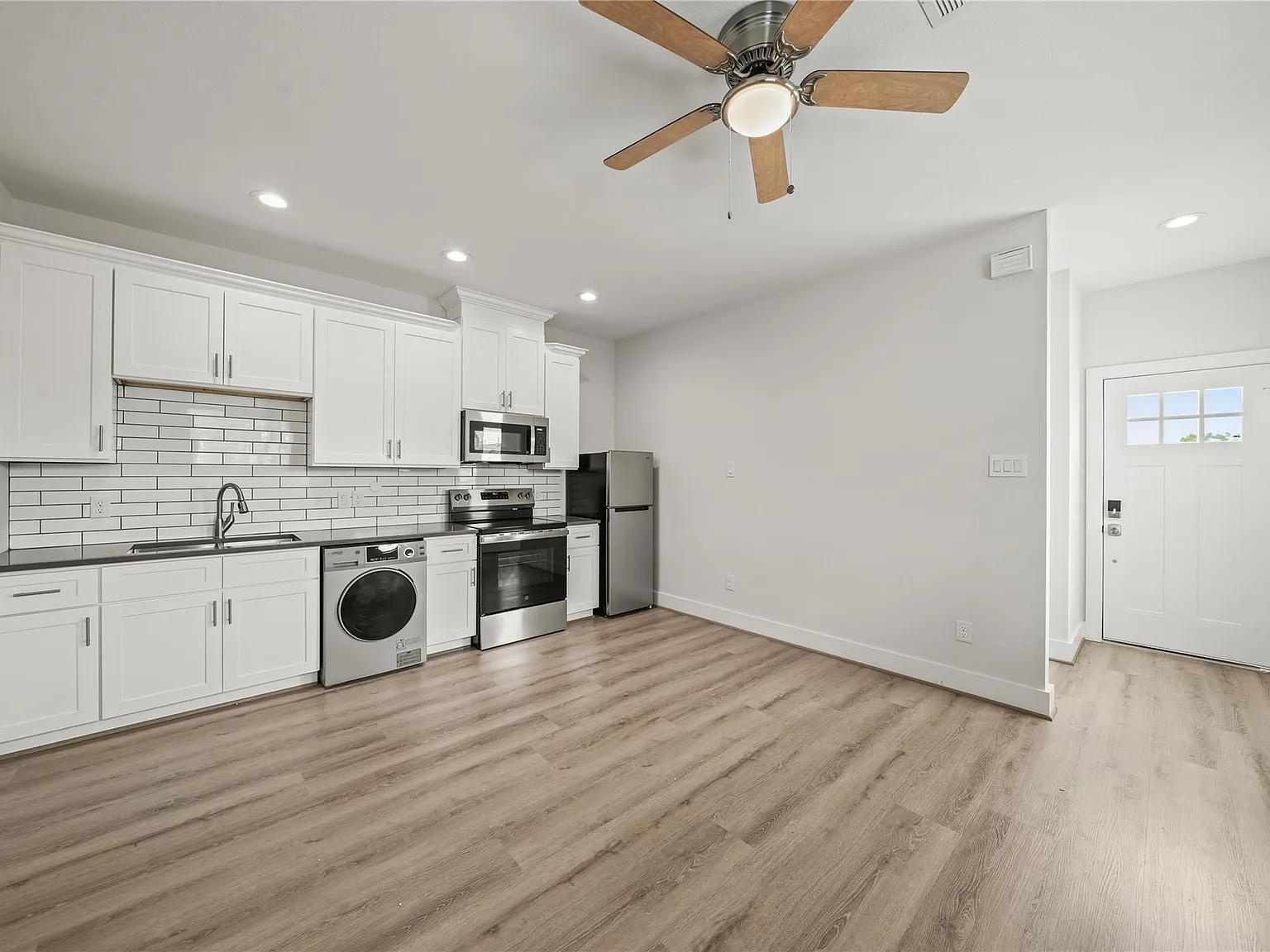 Studio, 1.5 bath, 500 sqft, $1,100 — Photo 3