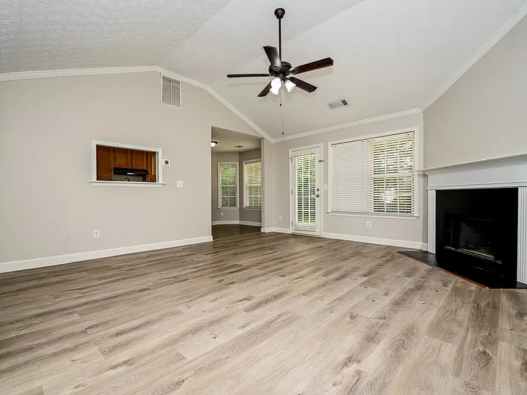 330 Fieldstone Ln — Photo 4