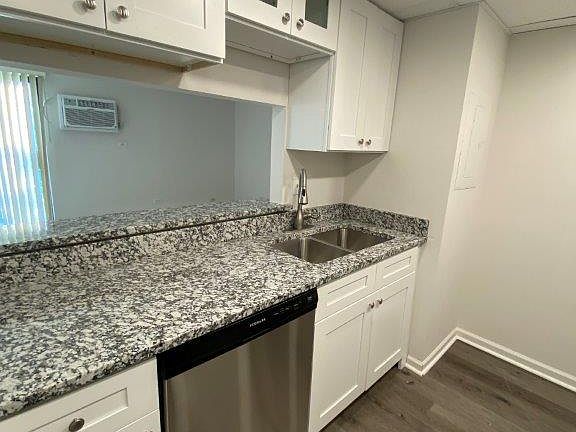 3rd image of 206 W Division St APT I