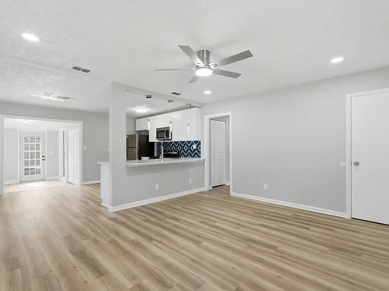 6766 London Bridge Ln — Photo 5