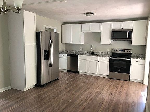4th image of 3409 S Park Cir