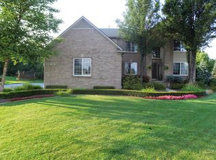 12943 Woodgrove Dr, South Lyon, MI
