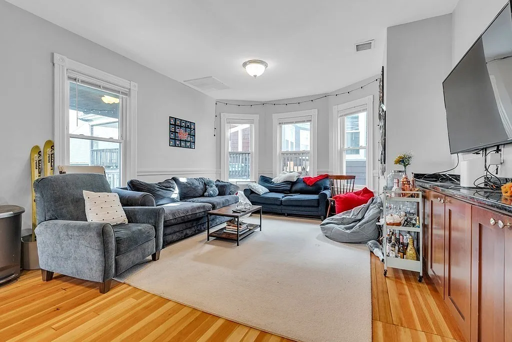 5 bed, 1400 sqft, $8,000 — Photo 1