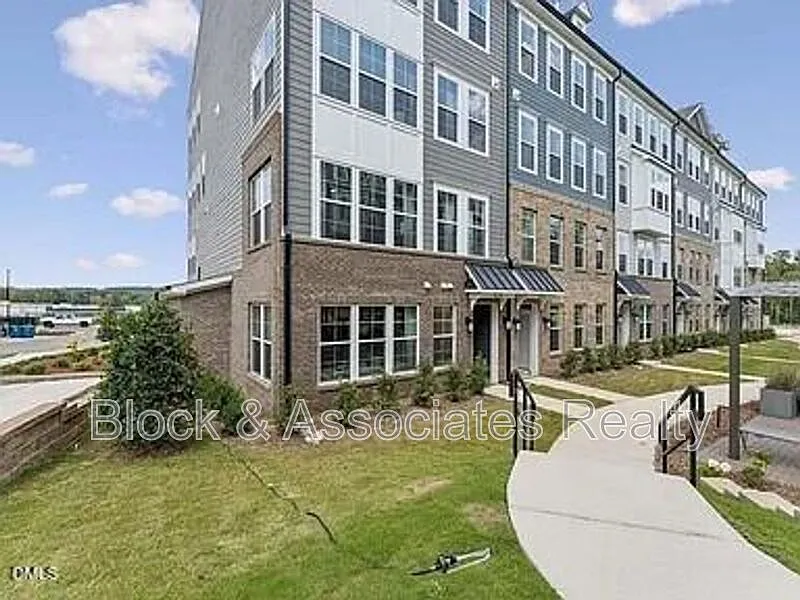 3 bed, 2.5 bath, $2,395 — Photo 1