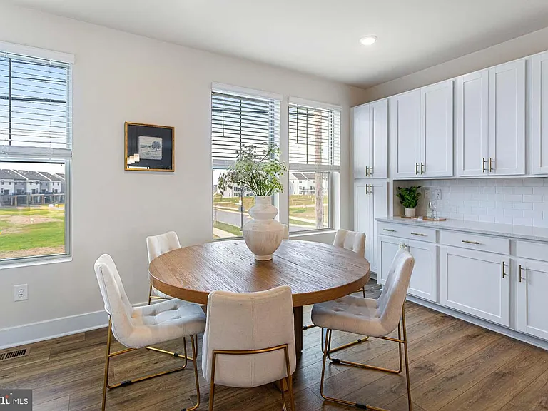 207 Matilda — Photo 11