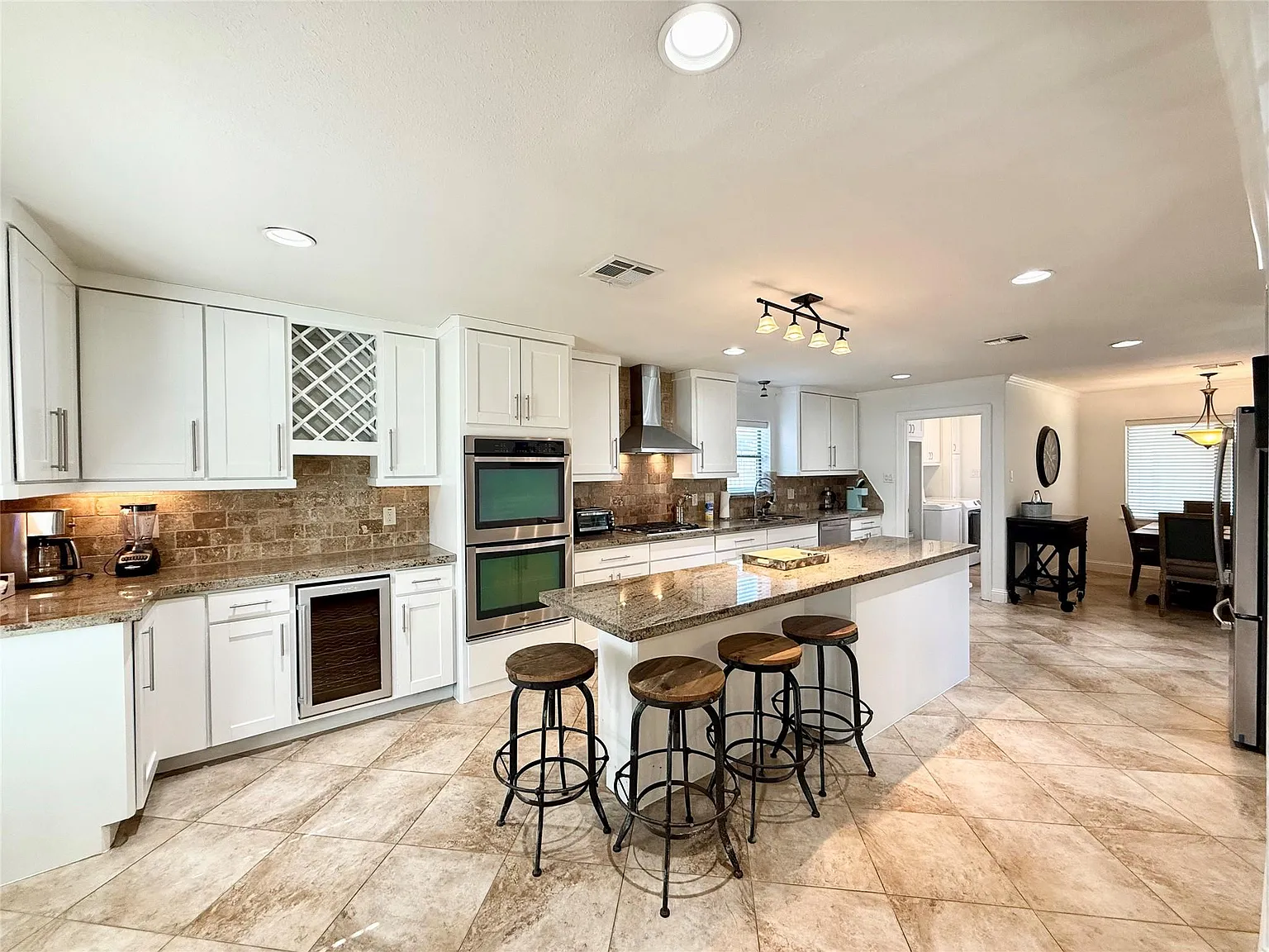 4 bed, 2.0 bath, 2268 sqft, $3,850 — Photo 3
