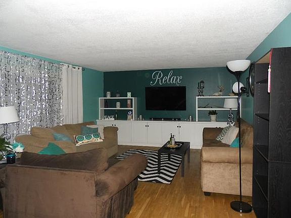 3rd image of 927 E Somo Ave