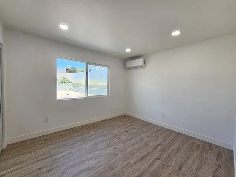1038 Adel Ave — Photo 9