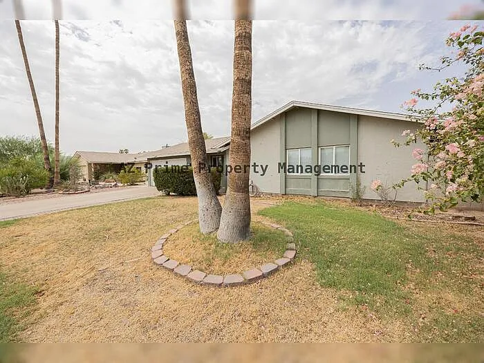 1218 E Carter Dr — Photo 3