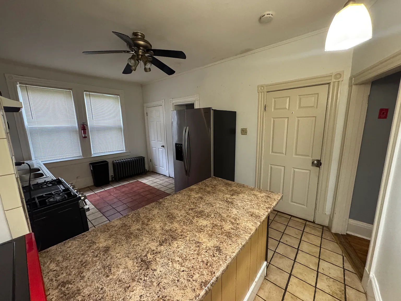 8 bed, 2.5 bath, 3000 sqft, $800 — Photo 3