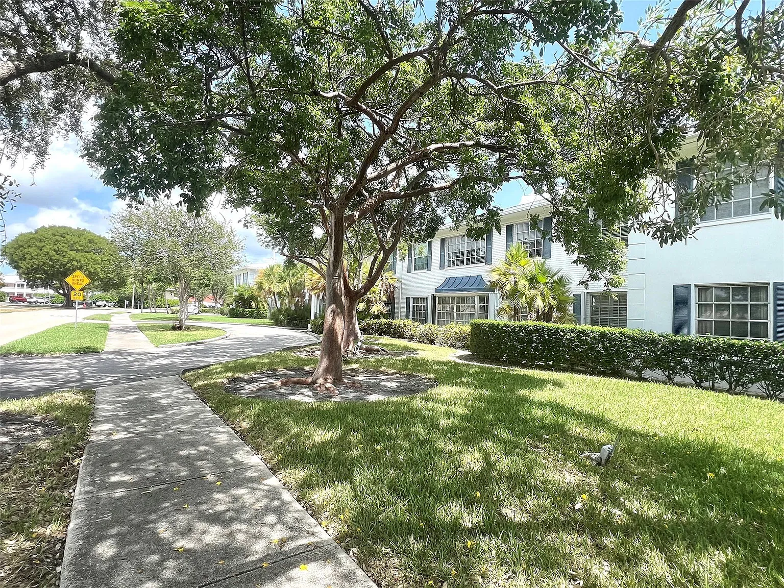 2 bed, 1.5 bath, 875 sqft, $1,850 — Photo 2