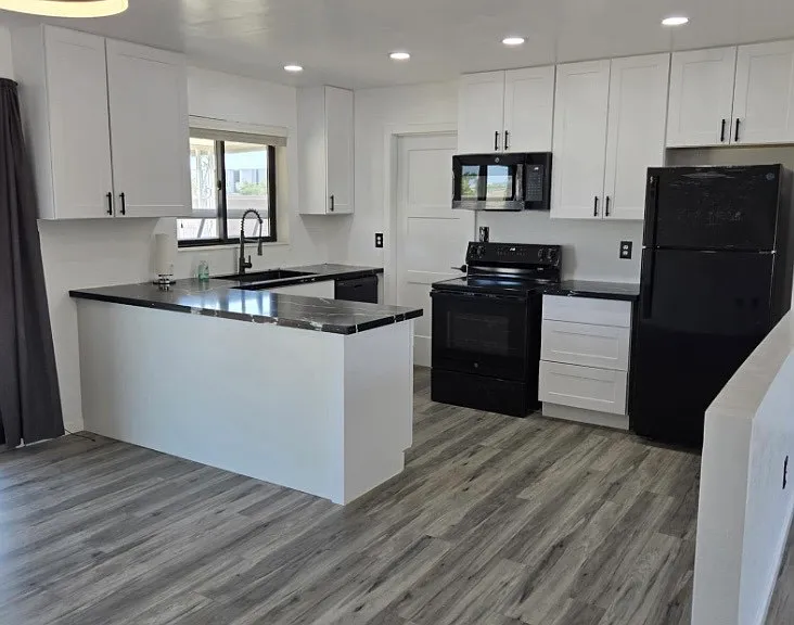 10521 W Loma Ln — Photo 4