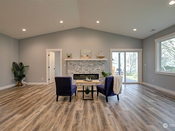4th image of 762 Plover Court SE