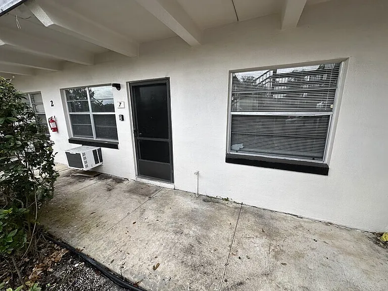 5261 Alhambra Dr — Photo 2