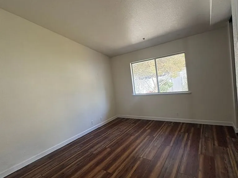 981 Bluebell Way — Photo 6