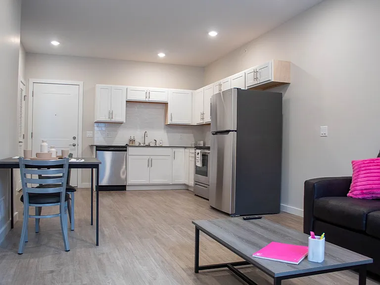 1009 W Stoughton St — Photo 47