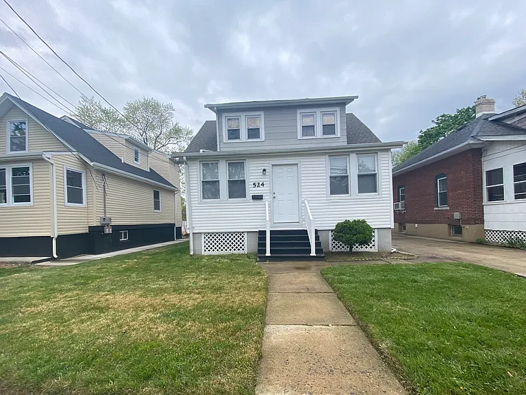 driveway on right side of house
