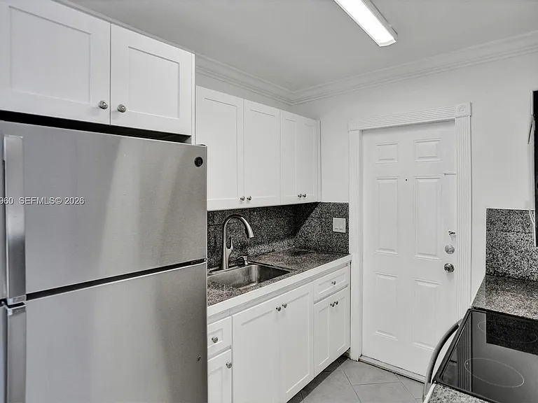 713 Collins Ave #42 — Photo 12
