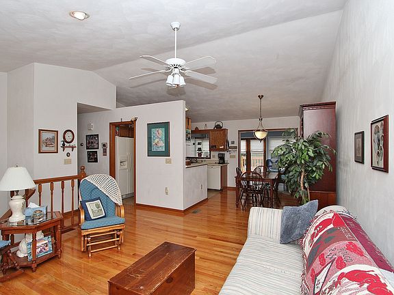 5th image of 951 Glenmore Dr