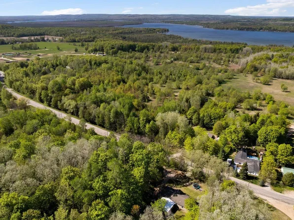 10400 Pickerel Lake Rd, Petoskey, MI 49770