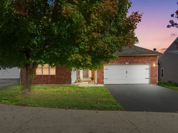 464 N Crooked Lake Ln, Lindenhurst, IL 60046