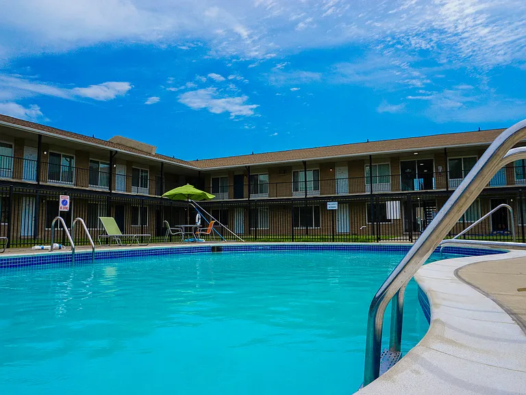 Huntington Club Apartments — Photo 20