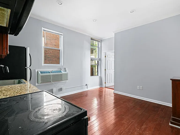 1422 Christian St #2R — Photo 2