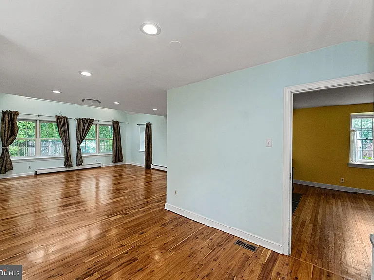 471 Athens Ave — Photo 17