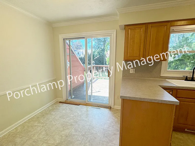 2615 Coit Ave NE — Photo 8