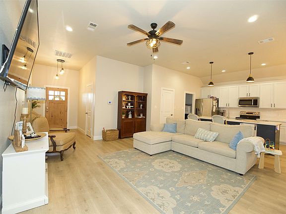 3rd image of 528 Mustang Ln