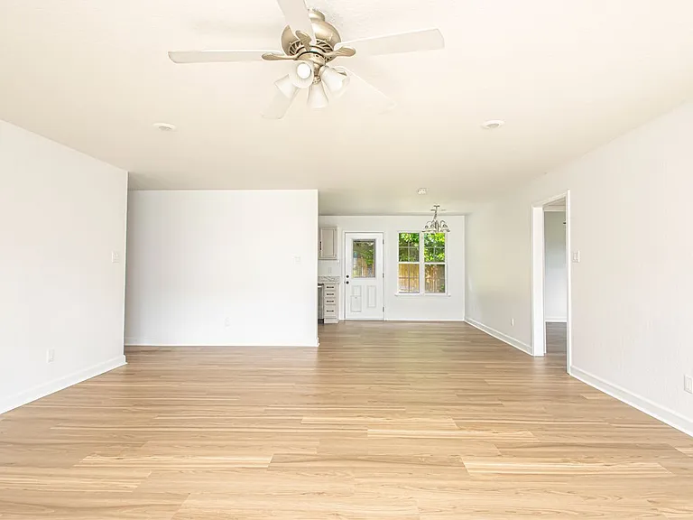 315 Autumn Dr — Photo 4