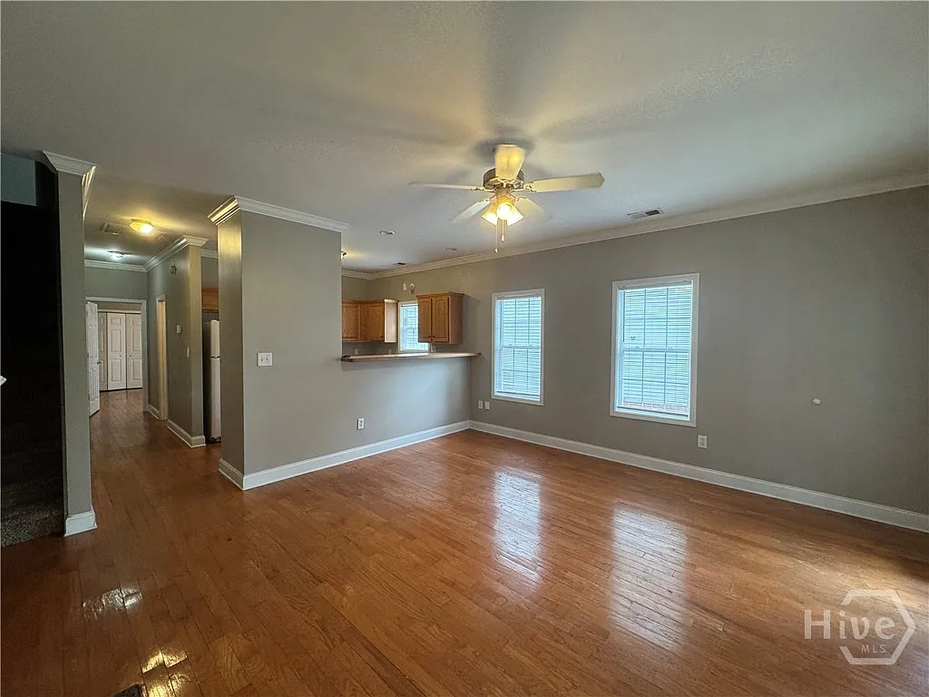 3 bed, 2.0 bath, 2318 sqft, $2,100 — Photo 3