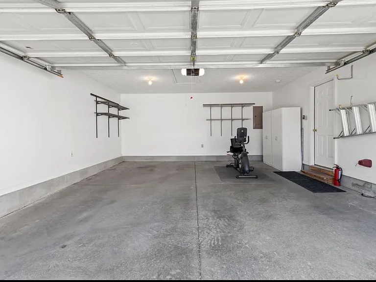 400 Amberley Dr — Photo 10