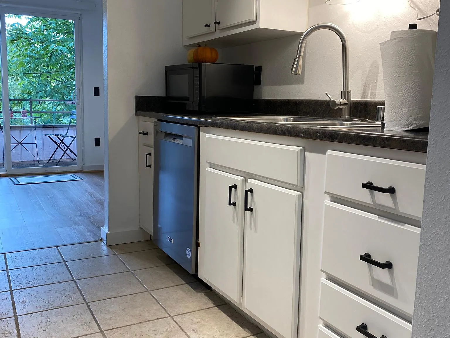 2 bed, 1.5 bath, 1151 sqft, $2,454 — Photo 4
