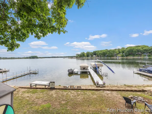 11415 Oak Dr, Delton, MI 49046