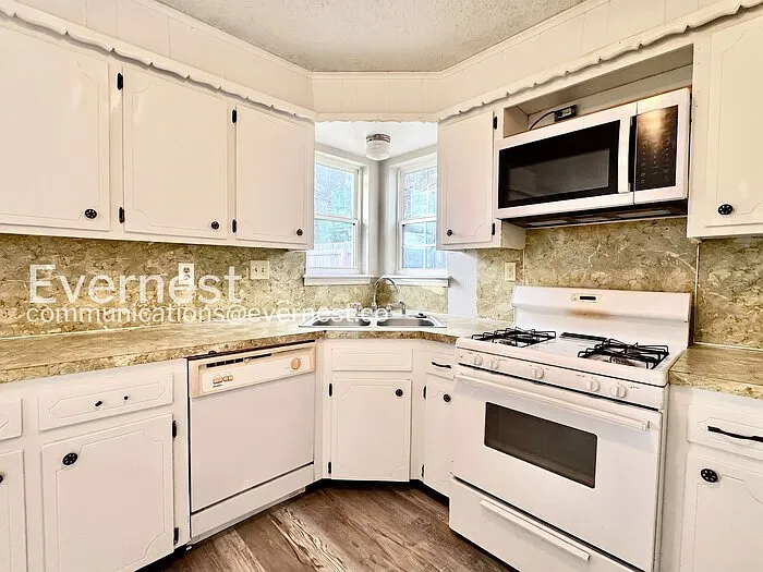 1756 S Pine Ave — Photo 5