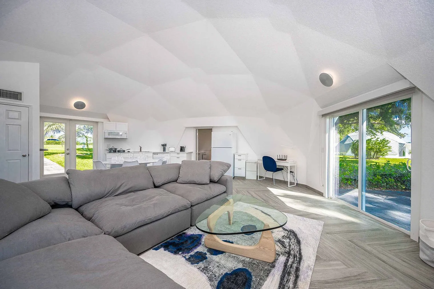 2 bed, 1.0 bath, 990 sqft, $6,000 — Photo 2