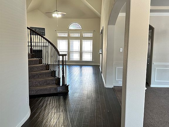 3rd image of 912 Foxtail Dr
