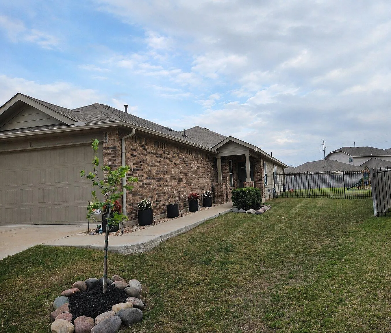 4 bed, 2.0 bath, 1713 sqft, $2,300 — Photo 1