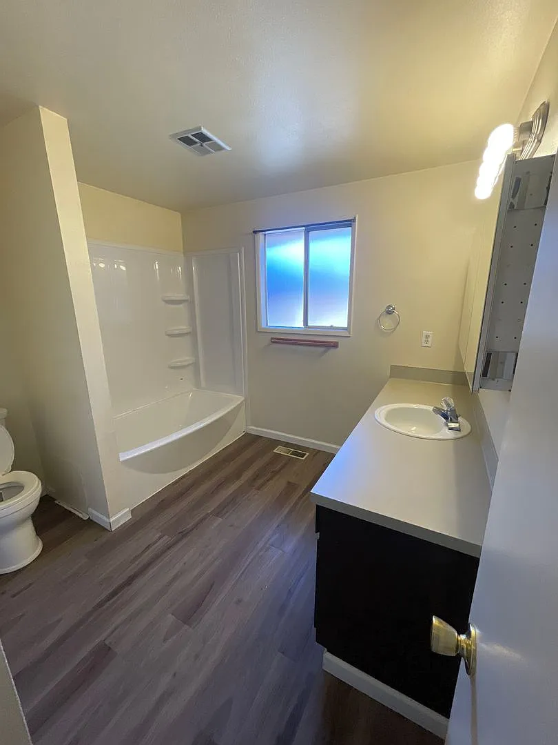 Convieniently located pet friendly 2 bedroom duplex with fresh updates! — Photo 3