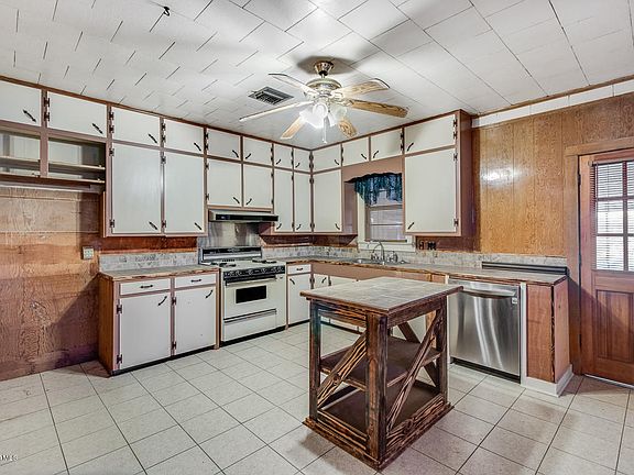 5th image of 806 Vatican Rd