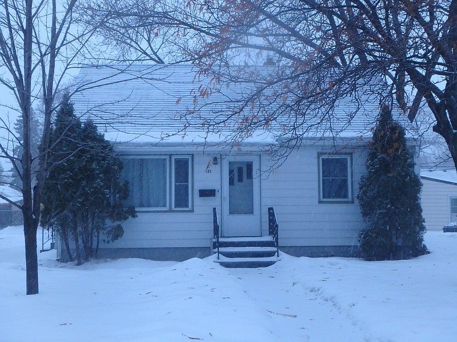 1st image of 121 32nd Ave N
